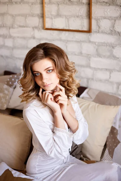 En vacker ung kvinna. Professionell makeup och frisyr. — Stockfoto