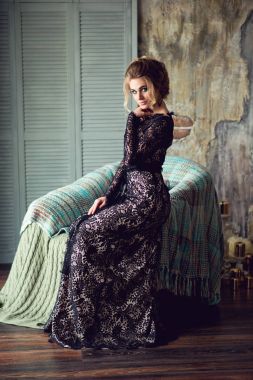 Lacy siyah elbiseli güzel sarışın