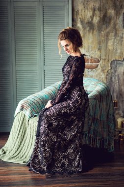 Siyah dantel iç çamaşırı sarışın saçlı güzel şehvetli kız