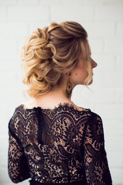 Güzel seksi kadın daracık siyah dantel elbise