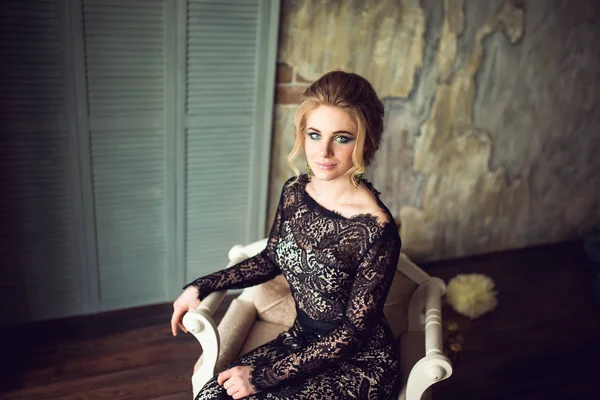Prachtige blonde in Lacy zwarte jurk — Stockfoto