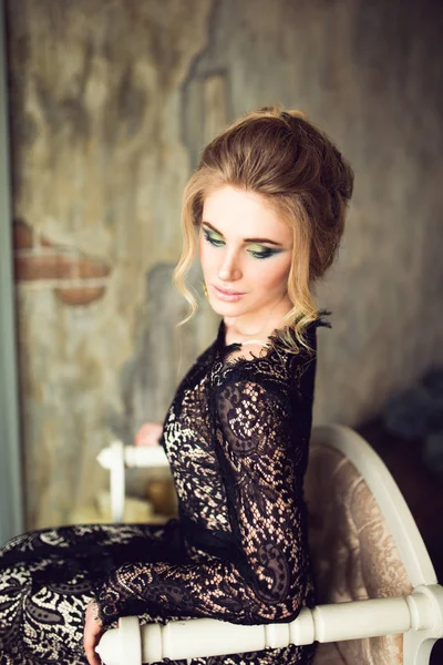 Menina sensual bonita com cabelo loiro em lingerie de renda preta — Fotografia de Stock