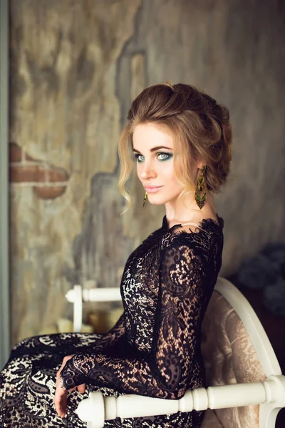 Vacker sensuell tjej med blont hår i svart spets underkläder — Stockfoto