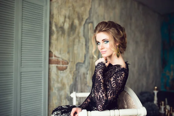 Gyönyörű érzéki lány, szőke haj, fekete csipke fehérnemű — Stock Fotó