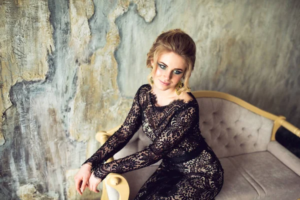 Przepięknych Blondynka w Lacy czarna sukienka — Zdjęcie stockowe