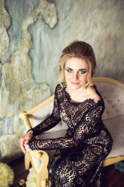 Ursnygg blondin i Lacy svart klänning — Stockfoto