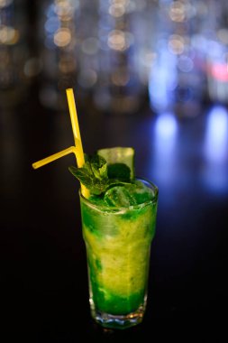 kireç, limon ve nane Böke arka plan üzerinde kokteyl serinletici