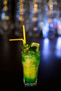 kireç, limon ve nane Böke arka plan üzerinde kokteyl serinletici