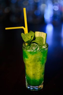 kireç, limon ve nane Böke arka plan üzerinde kokteyl serinletici