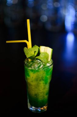 kireç, limon ve nane Böke arka plan üzerinde kokteyl serinletici