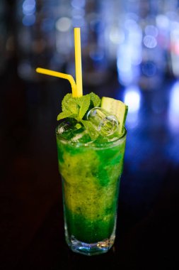kireç, limon ve nane Böke arka plan üzerinde kokteyl serinletici