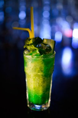 kireç, limon ve nane Böke arka plan üzerinde kokteyl serinletici