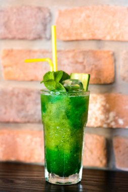 kireç, limon ve nane Böke arka plan üzerinde kokteyl serinletici