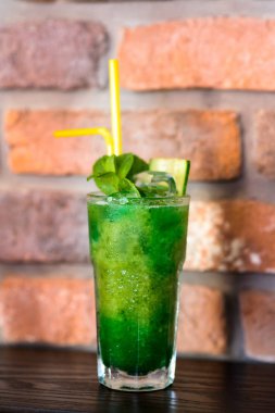 kireç, limon ve nane Böke arka plan üzerinde kokteyl serinletici