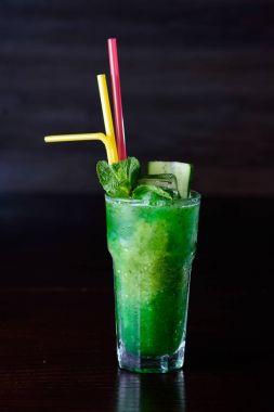 kireç, limon ve nane ile kokteyl serinletici