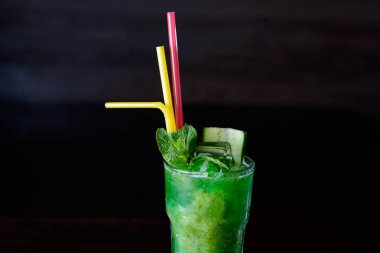 kireç, limon ve nane ile kokteyl serinletici