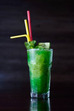 kireç, limon ve nane ile kokteyl serinletici