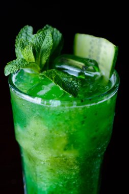 kireç, limon ve nane ile kokteyl serinletici