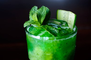 kireç, limon ve nane ile kokteyl serinletici