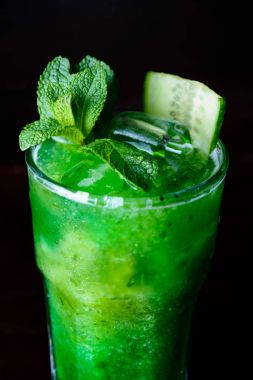 kireç, limon ve nane ile kokteyl serinletici