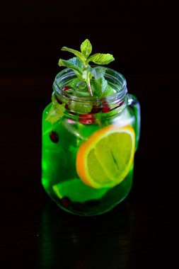 kireç, limon ve nane ile kokteyl serinletici