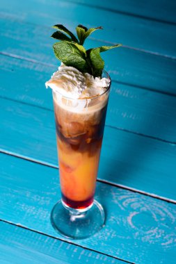 Frappuccino ile kahve bir fincan krem şanti çok eaway