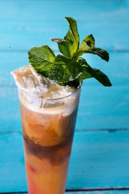 Frappuccino ile kahve bir fincan krem şanti çok eaway