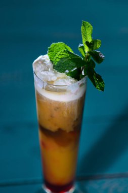 Frappuccino ile kahve bir fincan krem şanti çok eaway