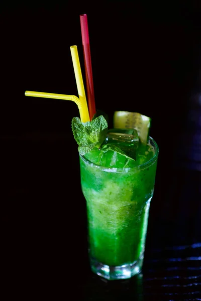 Erfrischender Cocktail mit Limette, Zitrone und Minze — Stockfoto