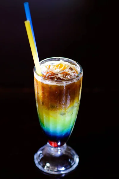 Cocktail di colore su sfondo scuro — Foto Stock