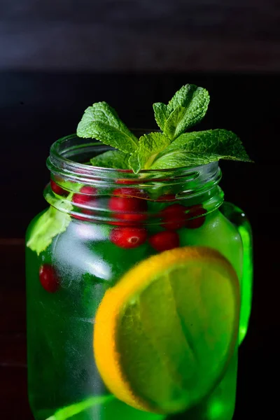 Cocktail refrescante com limão, limão e hortelã — Fotografia de Stock