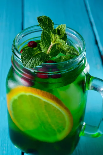 Cocktail refrescante com limão, limão e hortelã — Fotografia de Stock