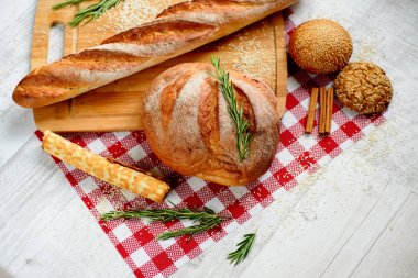 masa örtüsü üzerinde fırın dışında taze ekmek.