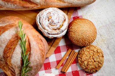 Masada taze ekmek var.