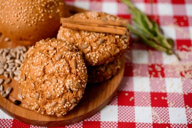 Ayçiçeği ve susam tohumu bir ahşap tahta üzerinde yuvarlak kurabiye