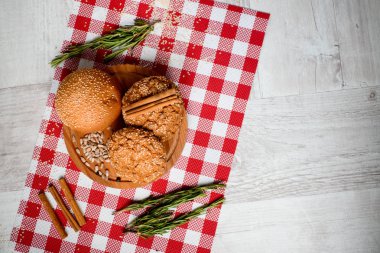 Ayçiçeği ve susam tohumu bir ahşap tahta üzerinde yuvarlak kurabiye