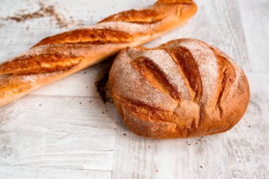 Masada taze ekmek var.