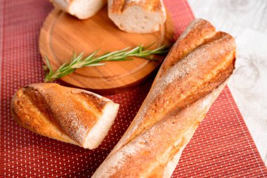 Tahta masada taze ekmek.