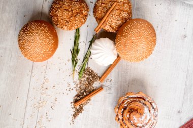 Sıcak ev yapımı zencefilli Bisküvi Kurabiye şeker ve susam tohumu ile tepesinde