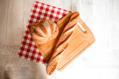 Tahta masada taze ekmek.