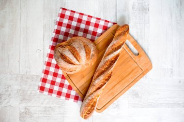 Masada taze ekmek var.