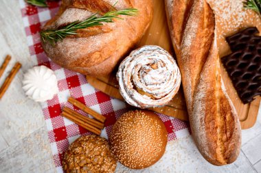 taze pişmiş ekmek. Ekmek ve rulolar gemide farklı