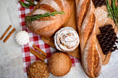 Masada taze ekmek var.
