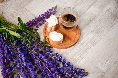 Bir takvim ve bir fincan kahve ile bruschetta, ahşap masaya lupins çiçek servis kalemle Not