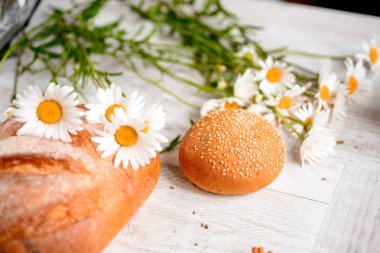 saldırgan, kurabiye, bisküvi, papatya çiçeği bir ahşap tablo.