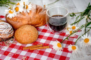 Masada taze ekmek var.