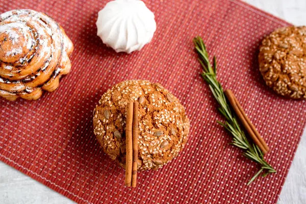 Тёплое домашнее имбирное печенье с сахаром и кунжутом — стоковое фото