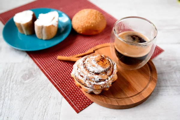 Good morning concept - Breakfast accompanied by delicious frothy espresso cookies — Stock Photo, Image