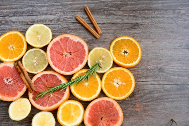 farklı dilimlenmiş sulu narenciye meyve ahşap tablo