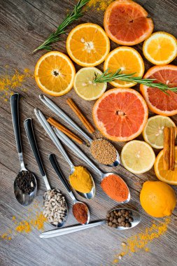 Baharatlar, kırmızı biber, karabiber, hardal, Ayçekirdeği ve narenciye tablo koyu ahşap zemin üzerine portakal dilimleri kokusu.